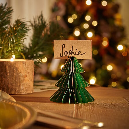 Cavalier marque-place sapin vert 3D en papier découpé avec étiquette prénom Sophie décoration table Noël festive