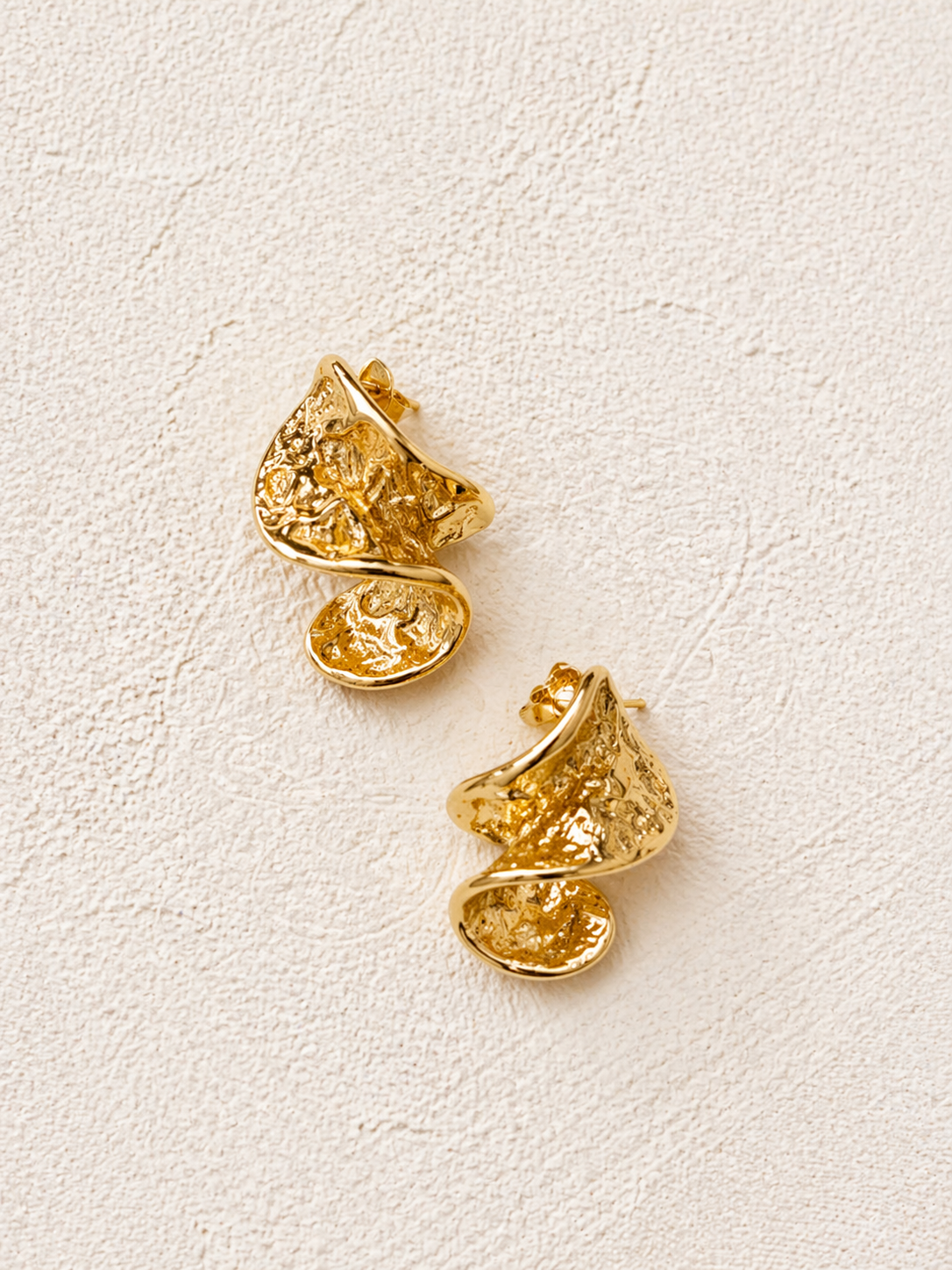 Boucles d’oreilles puces dorées ondulation texture martelée design sculptural 2cm