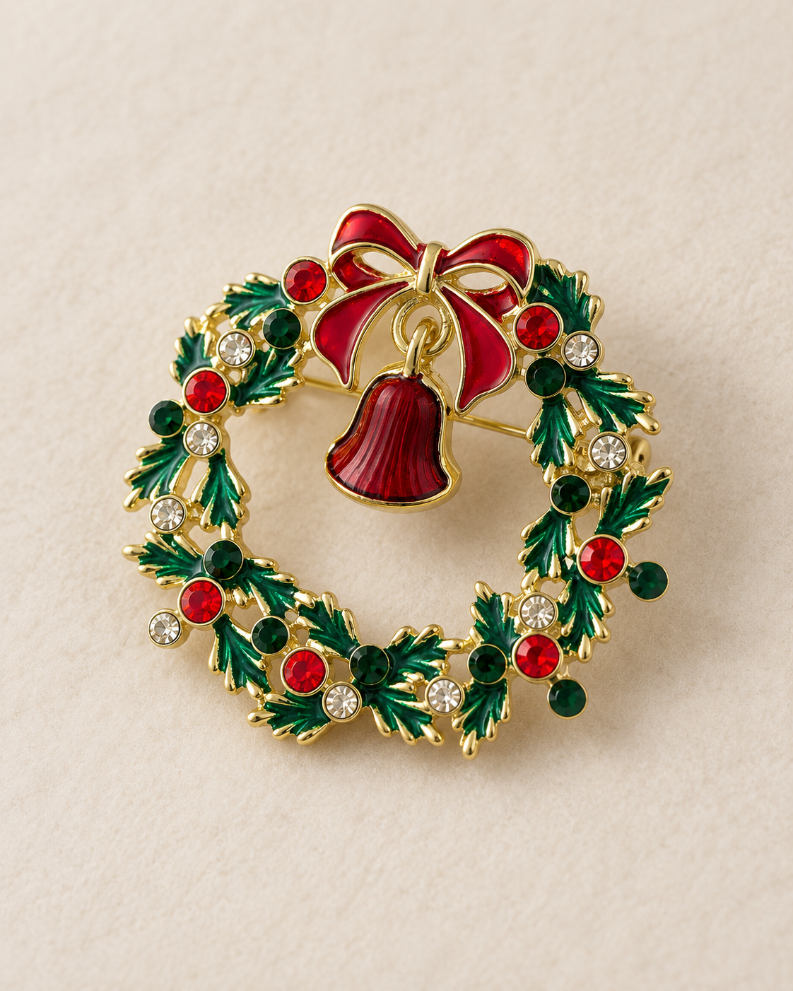 Broche couronne de Noël dorée avec nœud rouge, clochette et strass verts rouges blancs accessoire festif femme
