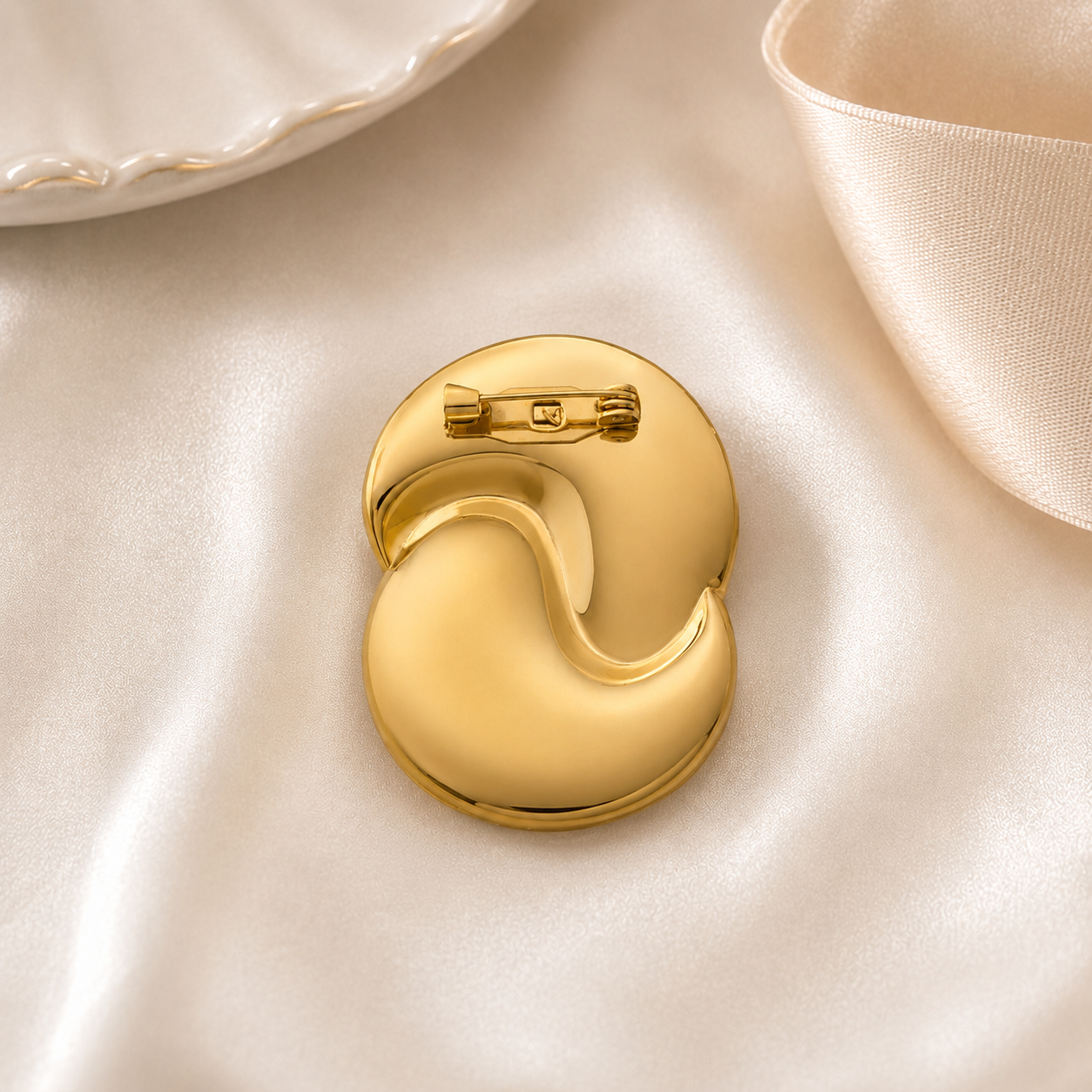 Broche dorée forme escargot stylisé en métal brillant avec fermoir pin's accessoire fantaisie femme