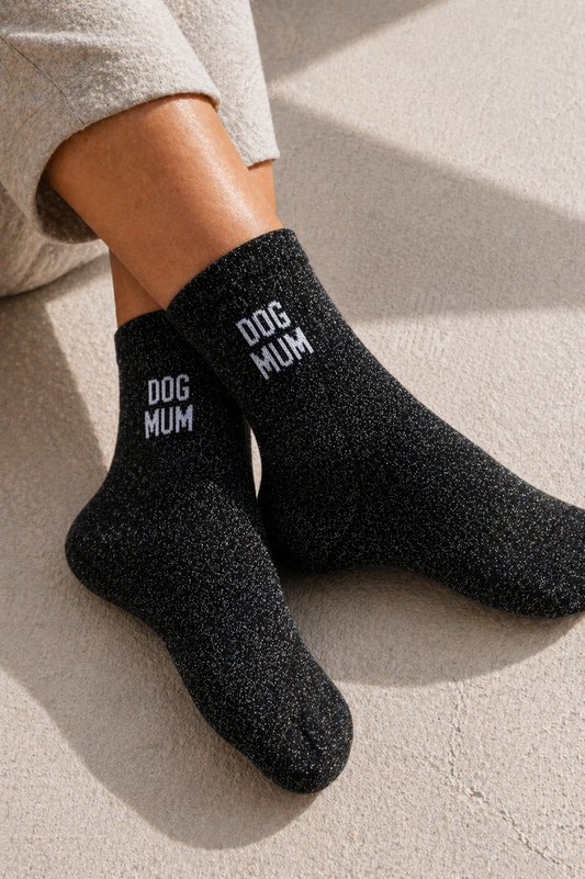 Chaussettes pailletées noir DOG MUM portées avec inscription blanche visible sur la cheville effet scintillant