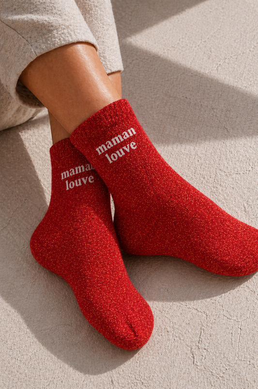 Chaussettes pailletées rouge maman louve portées avec inscription visible sur la cheville effet scintillant