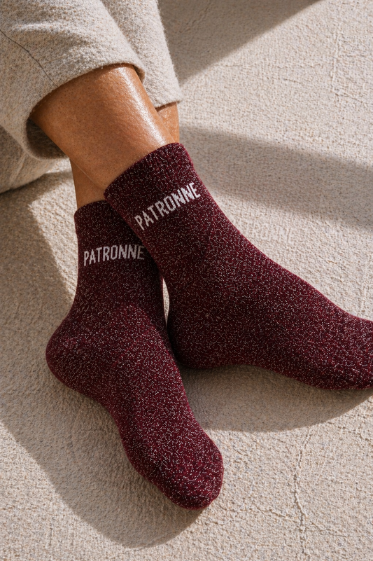 Chaussettes pailletées bordeaux PATRONNE portées avec inscription blanche visible sur la cheville effet scintillant