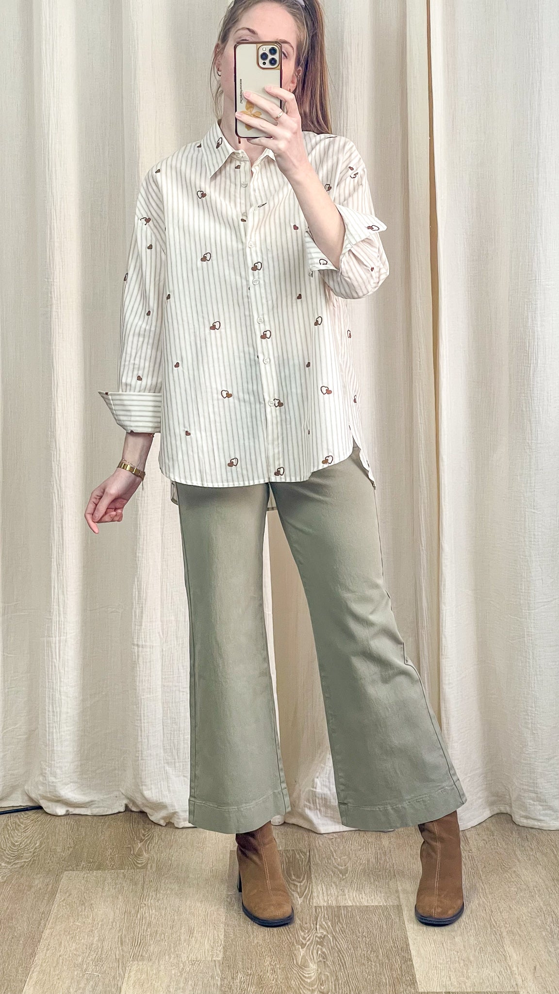 Chemise rayée écru à cœurs femme portée avec pantalon vert look complet