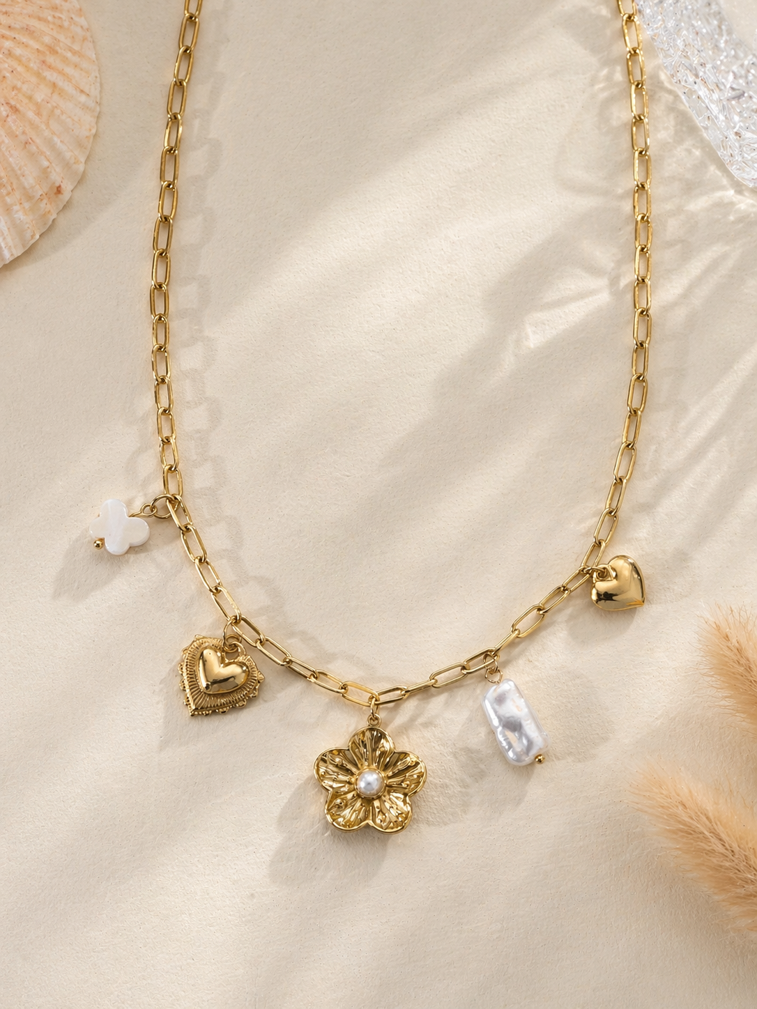Collier chaîne dorée charms fleur texturée perle baroque cœurs dorés nuage nacré 40cm