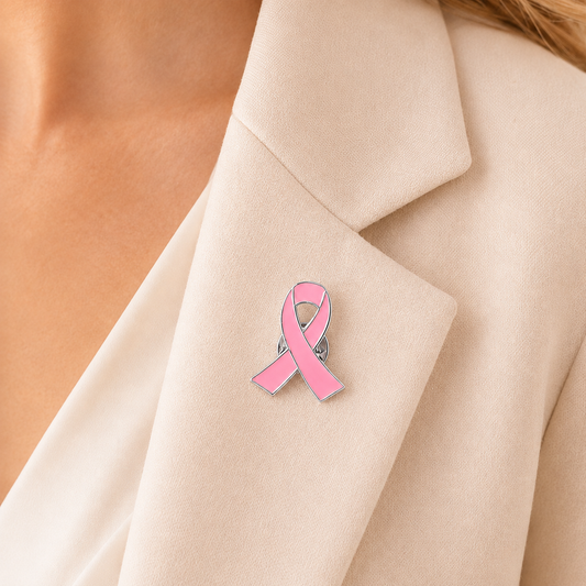 Pin's ruban rose Octobre rose épinglé sur revers de manteau beige, épinglette sensibilisation cancer du sein femme