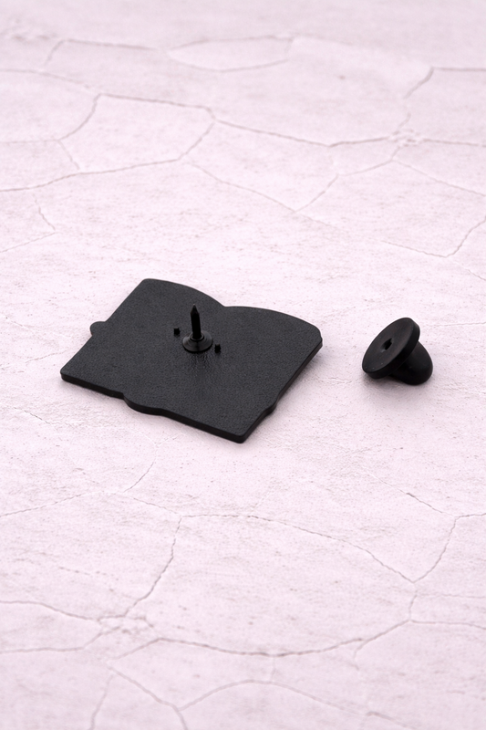 Dos du pin's livre Just One More Chapter avec attache épingle noir mat