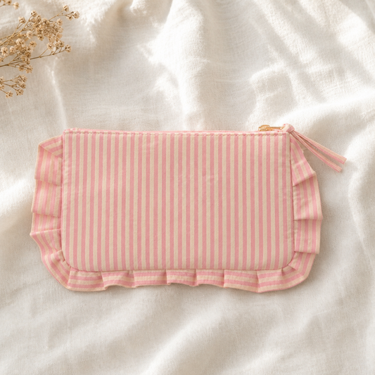 Dos de la pochette rayures rose pâle et blanc avec volants froncés et zip doré à tirage tissu