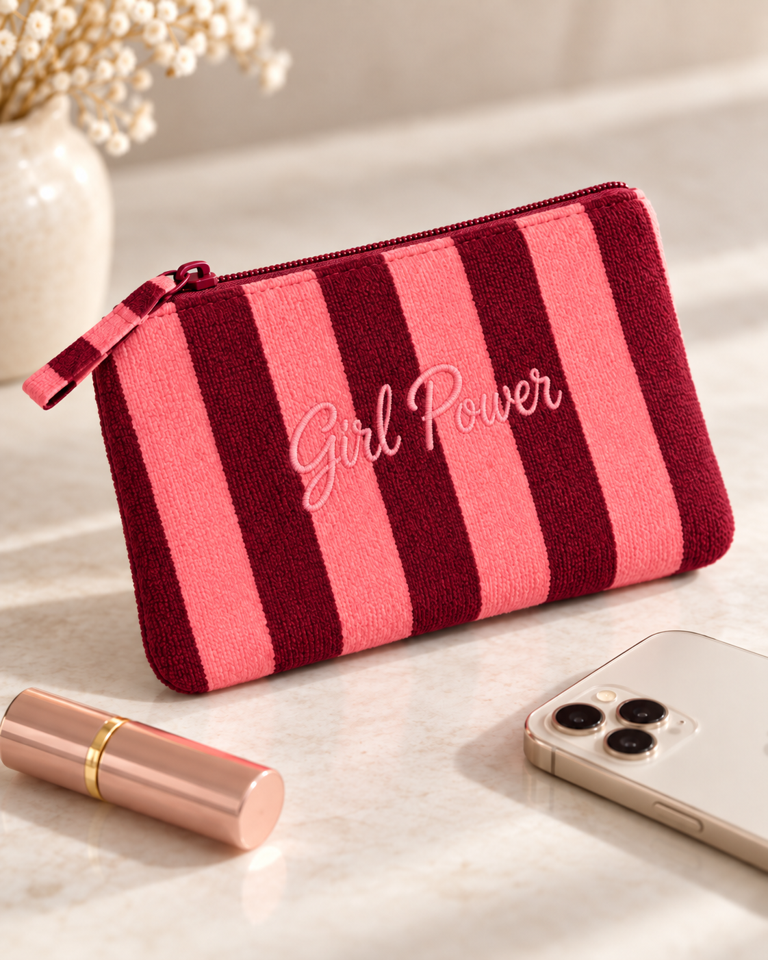 Pochette rayée rose et bordeaux effet éponge broderie Girl Power accessoire femme tendance