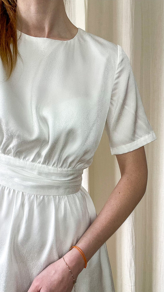 Robe blanche courte Labelle silhouette fluide idéale pour mariage civil détail