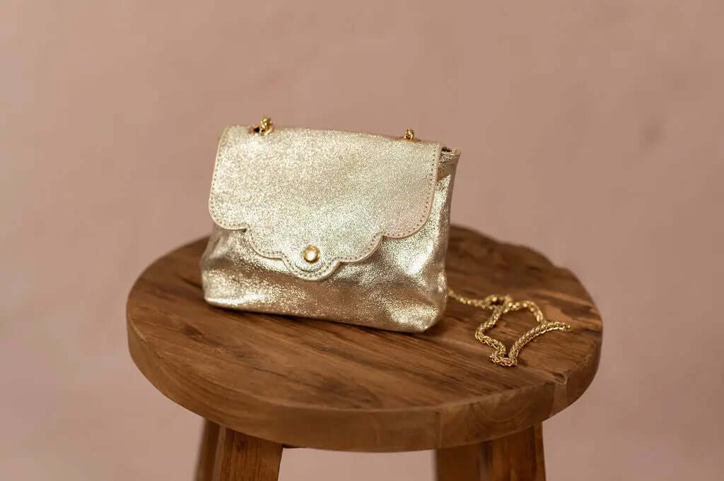 Sac en cuir doré avec chaîne élégante