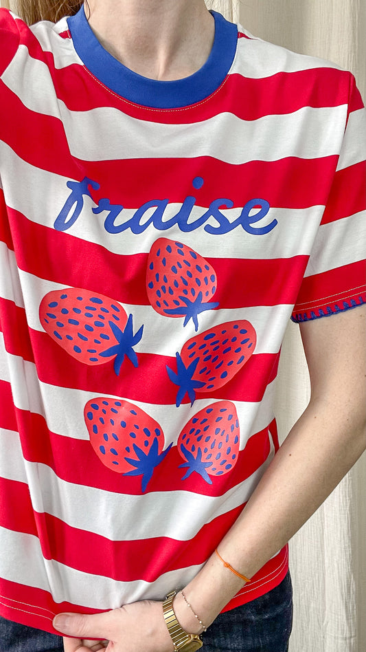 Détail t-shirt rouge rayé imprimé fraises col bleu contrasté