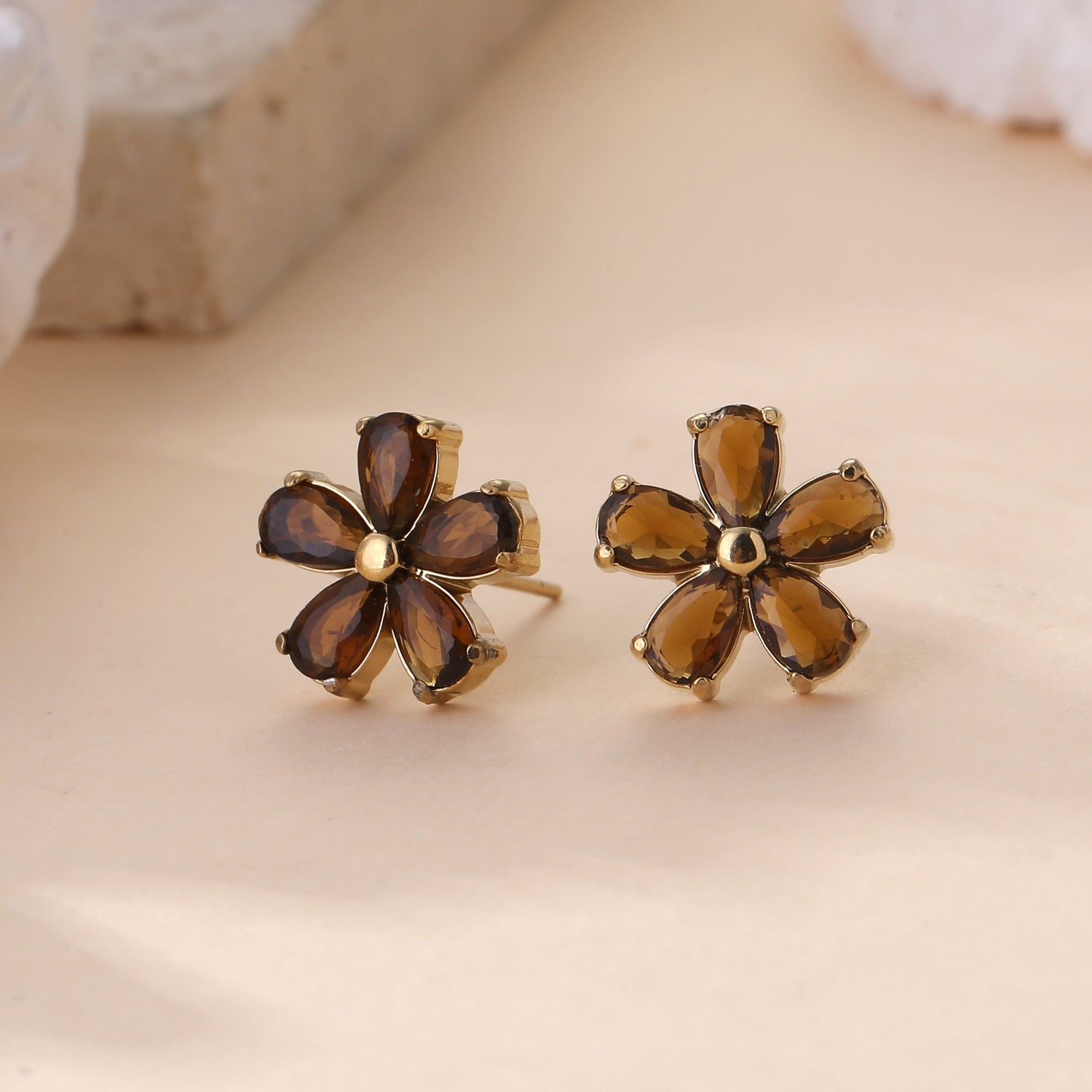 Boucles d'oreilles fleur dorées pierres marron ambre style bohème chic femme bijoux fantaisie élégants