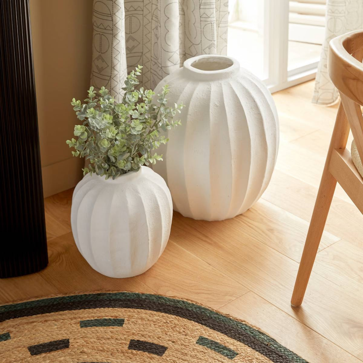 Vase boule blanc texturé côtelé Amia H28 avec eucalyptus, décoration intérieure moderne scandinave