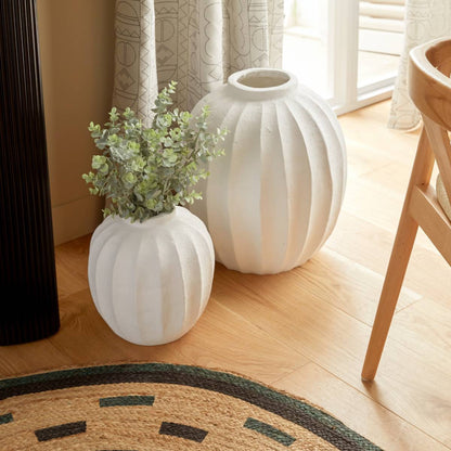 Vase boule blanc texturé côtelé Amia H28 avec eucalyptus, décoration intérieure moderne scandinave