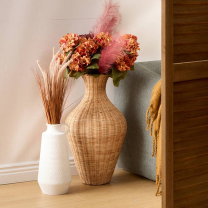 Vase en rotin tressé naturel Melia H71 style bohème avec hortensias séchés et pampa rose déco intérieure