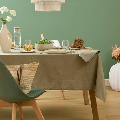 Nappe Joy coton beige naturel 150x250cm sur table en bois avec vaisselle blanche décoration bohème chic salle à manger