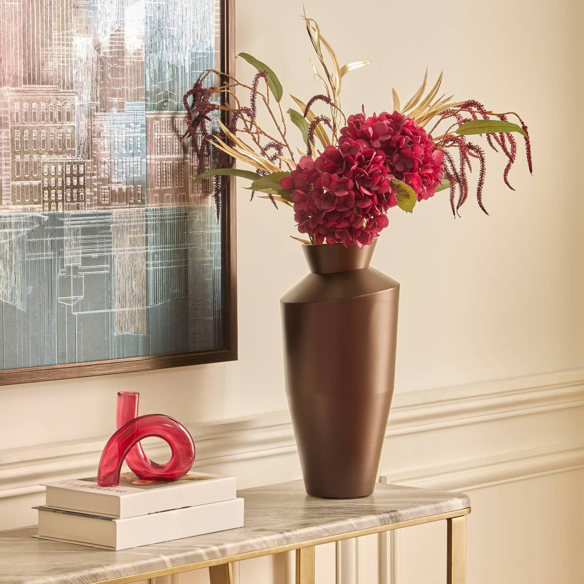 Tige amaranthus artificielle bordeaux Crush 83cm dans vase bronze décoration intérieure élégante