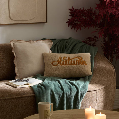 Coussin sherpa beige broderie Autumn 30x50 cm sur canapé cosy ambiance décoration automne chaleureuse