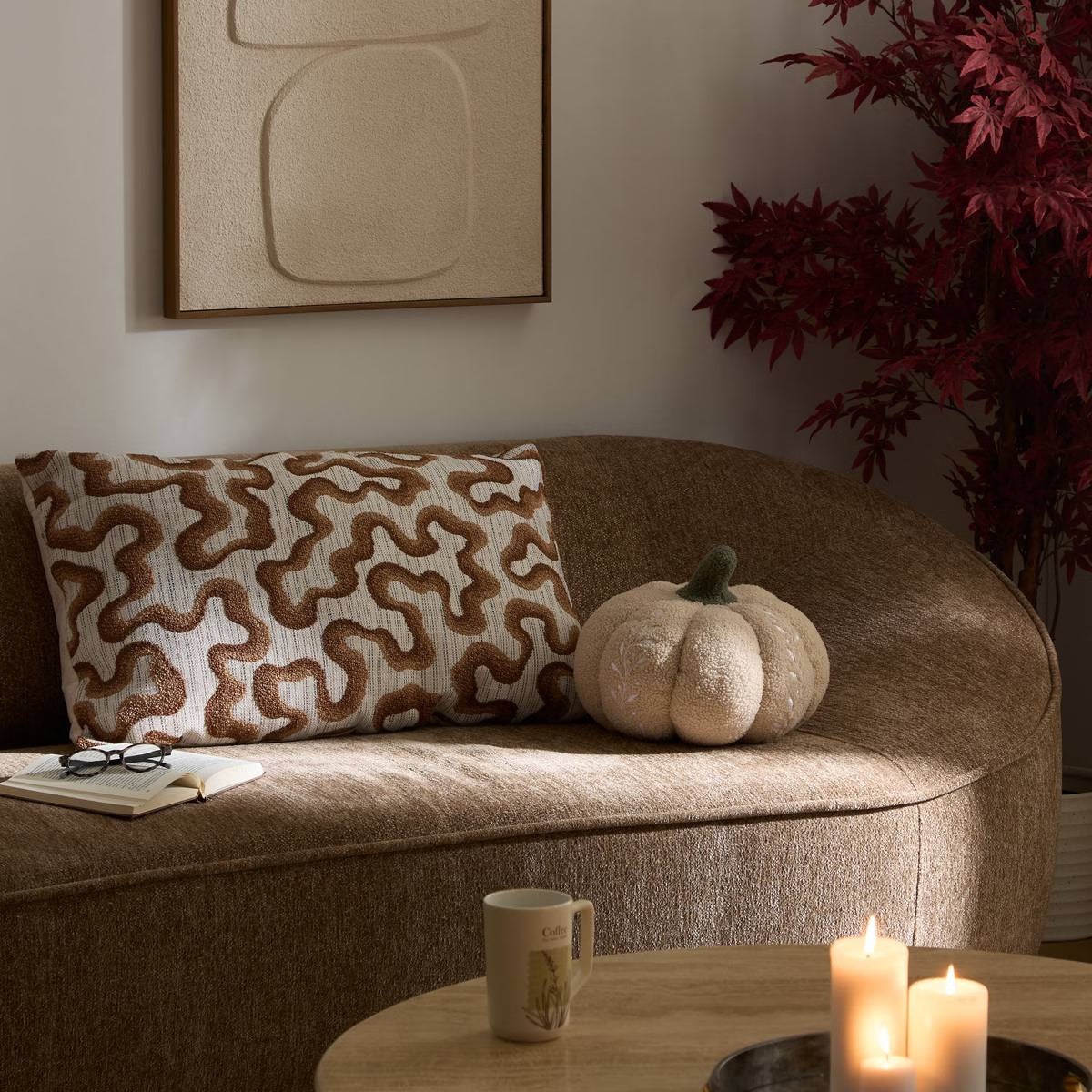 Coussin citrouille bouclette beige brodé motifs floraux délicats, décoration automne cosy pour canapé salon