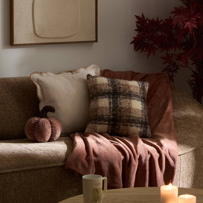 Coussin beige lin Tom 40x40cm avec surpiqûres festonnées décoratives sur canapé ambiance cosy automne