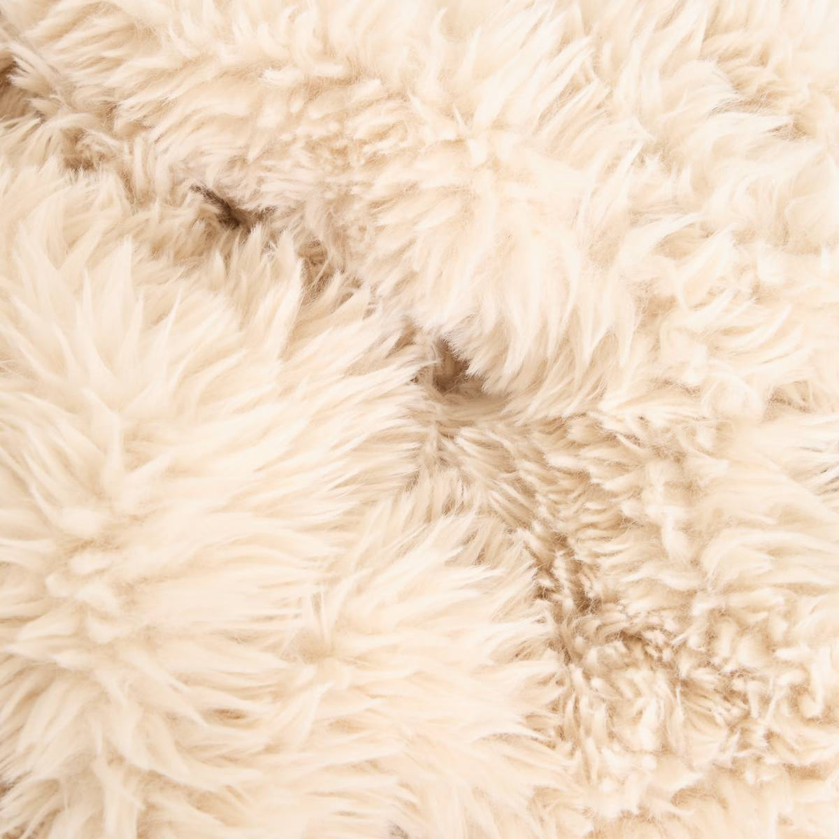 Plaid Duvia beige écru en fausse fourrure douce et moelleuse 120x150cm pour décoration cosy salon chambre