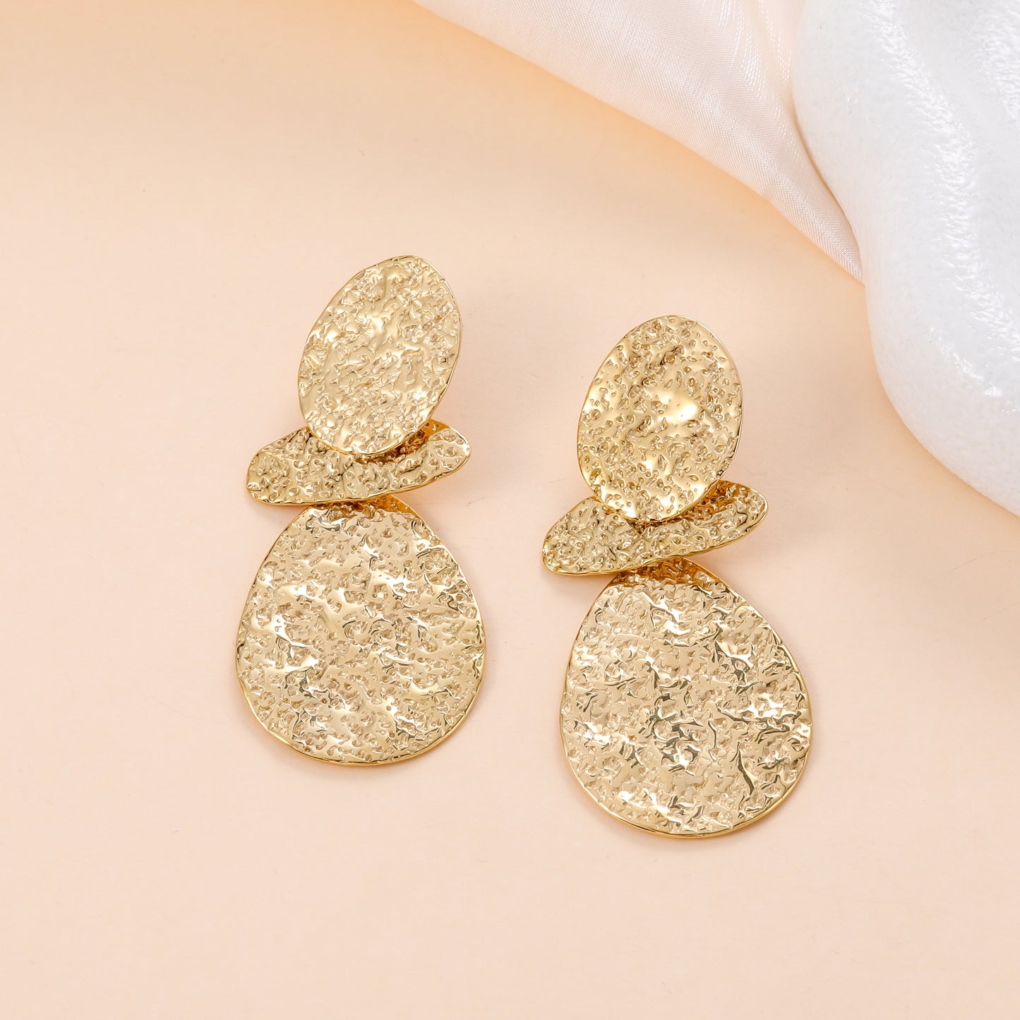 Boucles d’oreilles dorées martelées