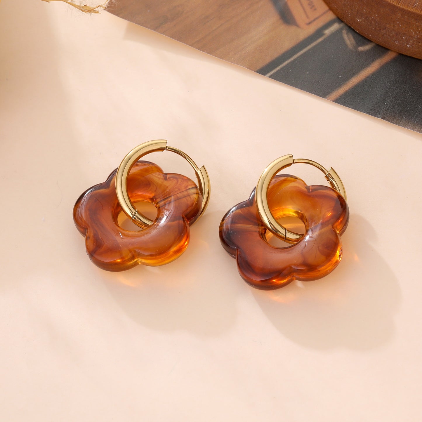 Boucles d’oreilles fleurs en acétate et acier doré