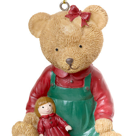 Sujet décoratif ourson en résine 8 cm avec salopette verte et pull rouge tenant une poupée, décoration de Noël traditionnelle