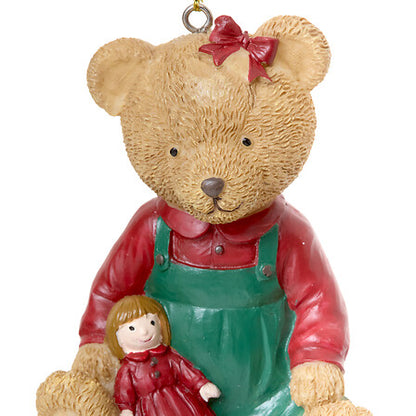 Sujet décoratif ourson en résine 8 cm avec salopette verte et pull rouge tenant une poupée, décoration de Noël traditionnelle