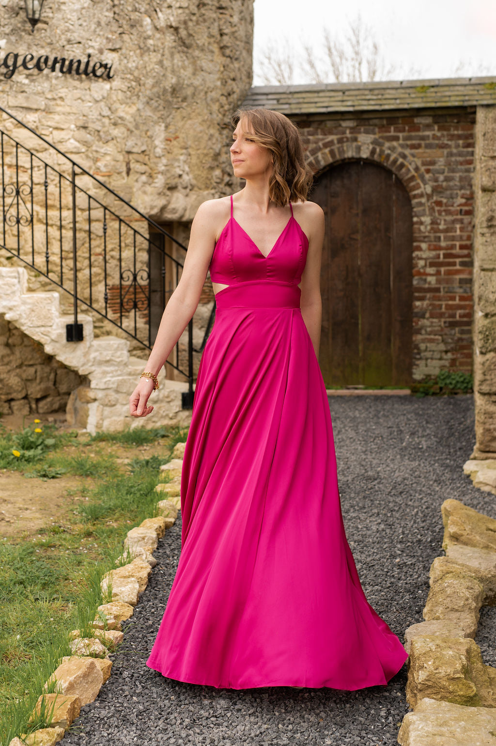 Robe longue fuchsia satinée avec découpes latérales et fines bretelles, tenue de soirée élégante femme