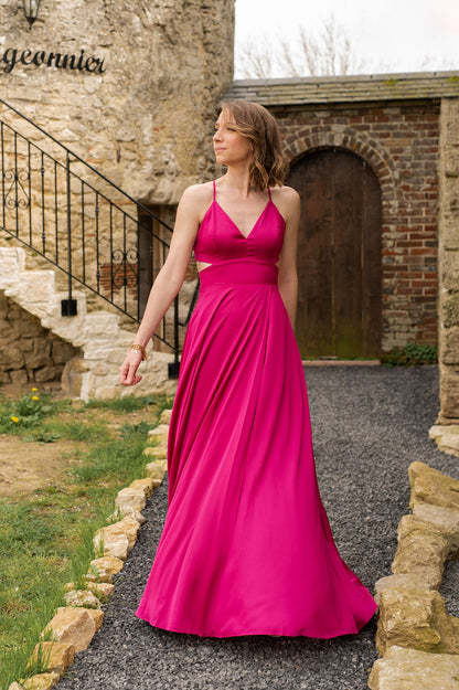 Robe longue fuchsia satinée avec découpes latérales et fines bretelles, tenue de soirée élégante femme