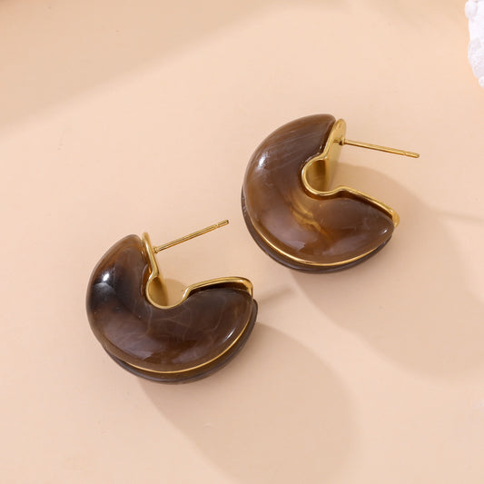 Boucles d’oreilles dorées et acétate marron