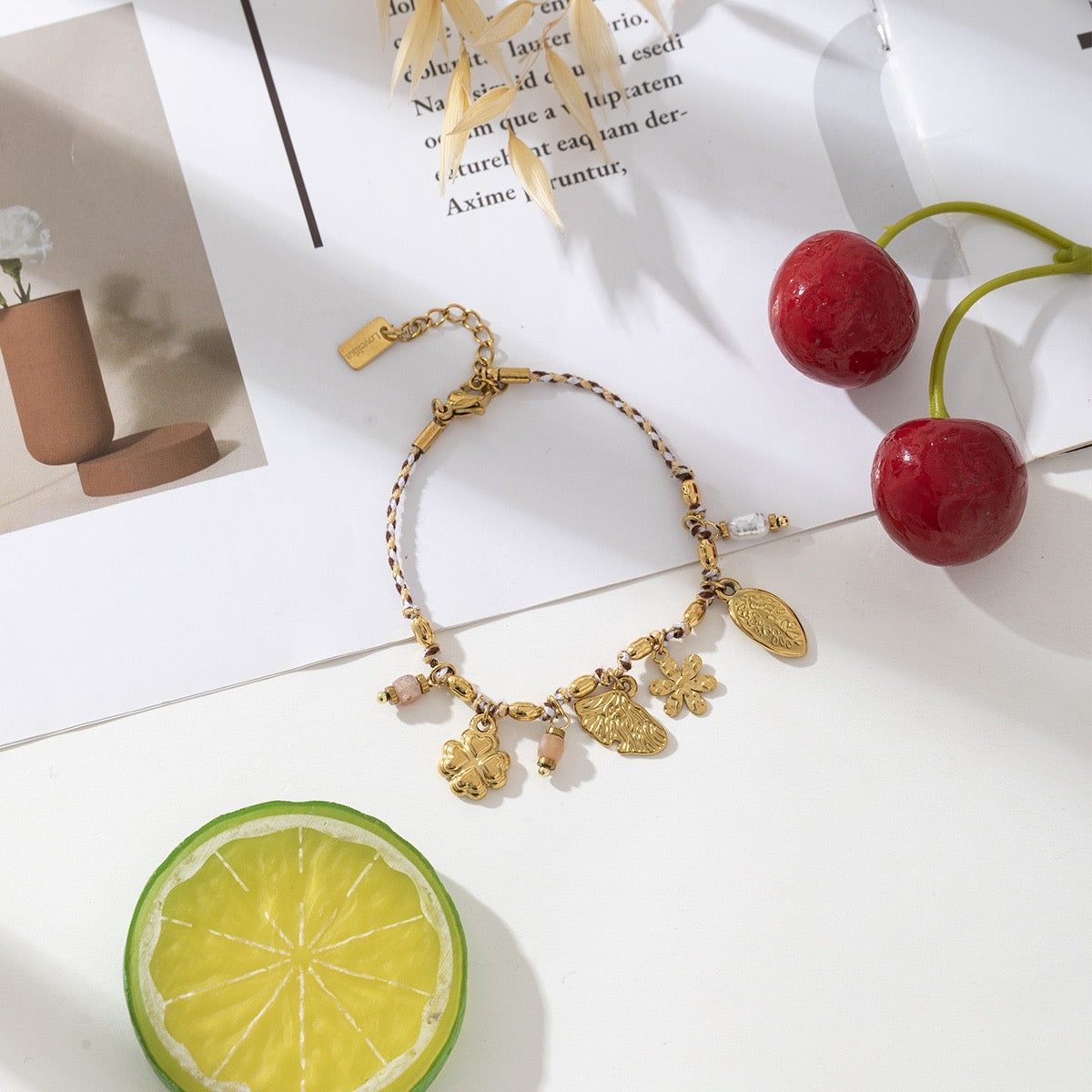 Bracelet cordon et charms dorés