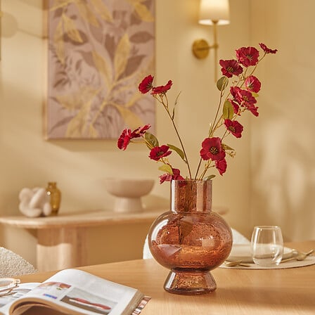 Tige anémone artificielle bordeaux H.93 cm dans vase en verre ambré, fleur déco longue durée pour intérieur bohème chic