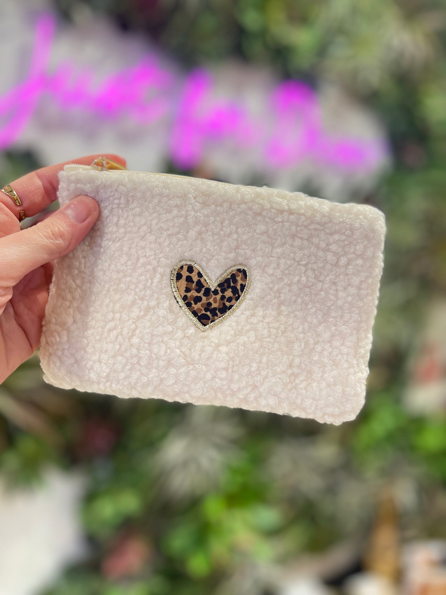 Pochette Cœur Léopard Douillette – Pochette en moumoute