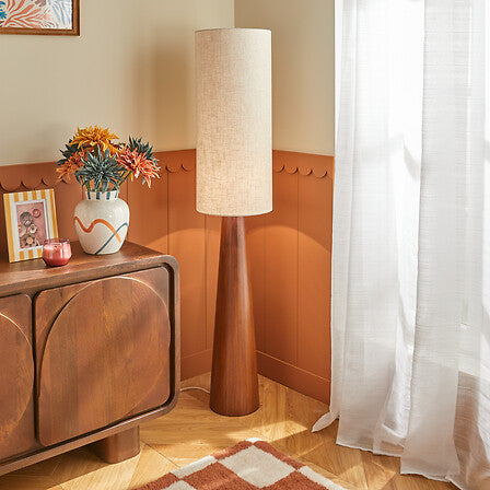 Lampadaire Sergio H150cm en bois conique avec abat-jour cylindrique beige, style vintage scandinave pour décoration salon