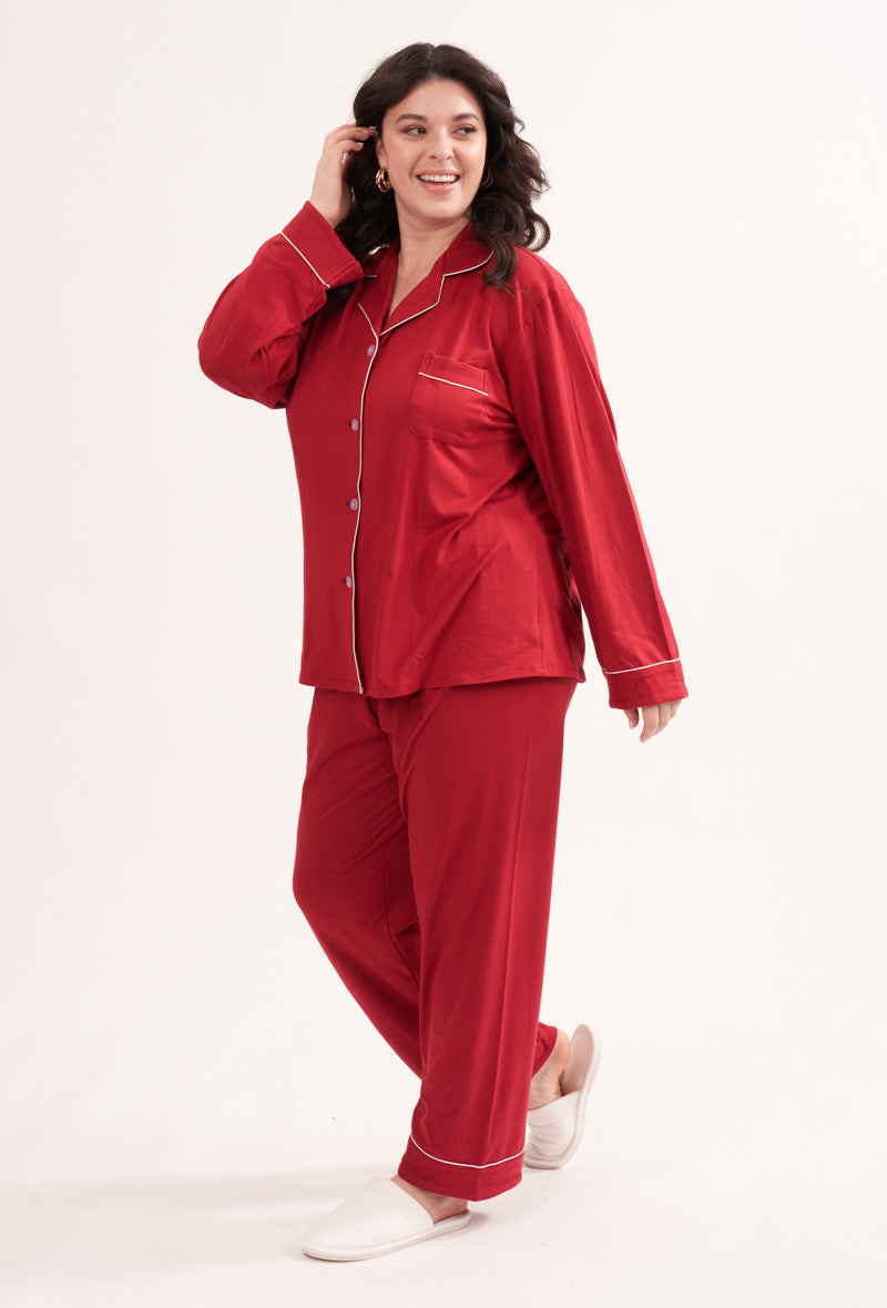 Pyjama femme rouge satiné à passepoils blancs contrastés, ensemble cocooning chic grande taille avec boutons