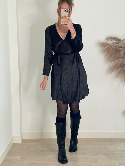 Robe Lucy – Robe portefeuille satinée noire