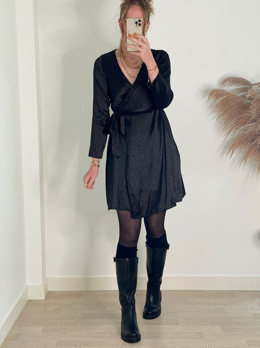 Robe Lucy – Robe portefeuille satinée noire