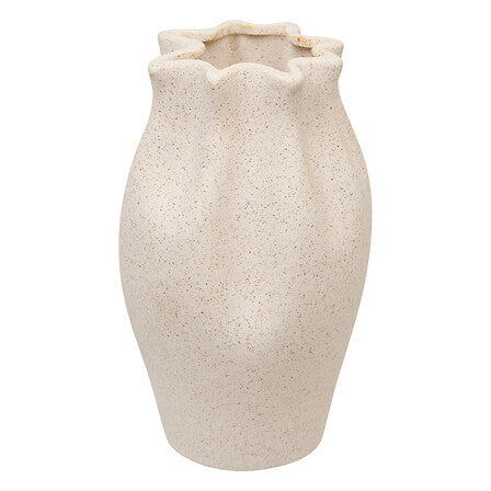 Vase céramique grège Grigor au design organique avec bord ondulé et texture mouchetée style artisanal décoration intérieure