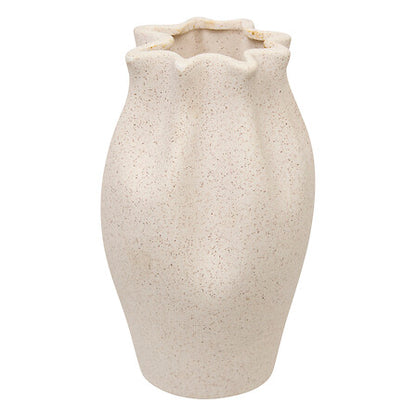 Vase céramique grège Grigor au design organique avec bord ondulé et texture mouchetée style artisanal décoration intérieure