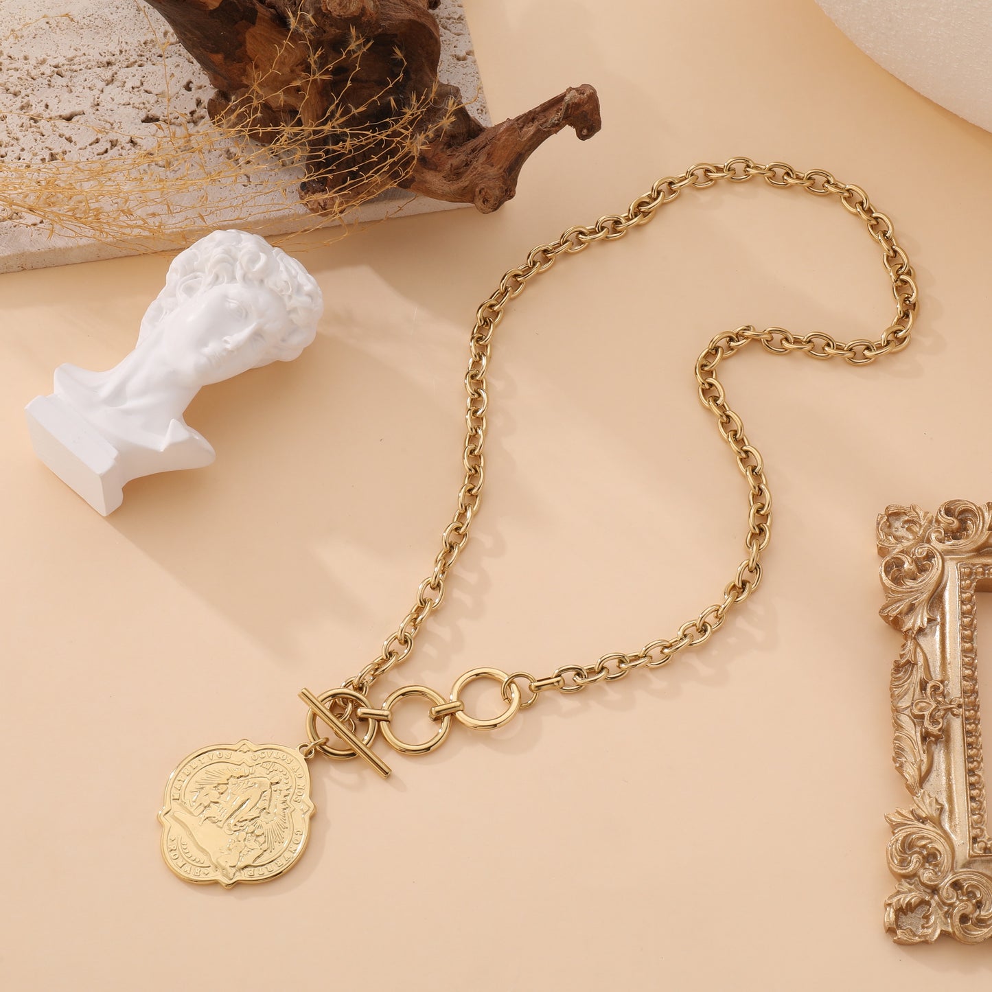 Collier médaille dorée