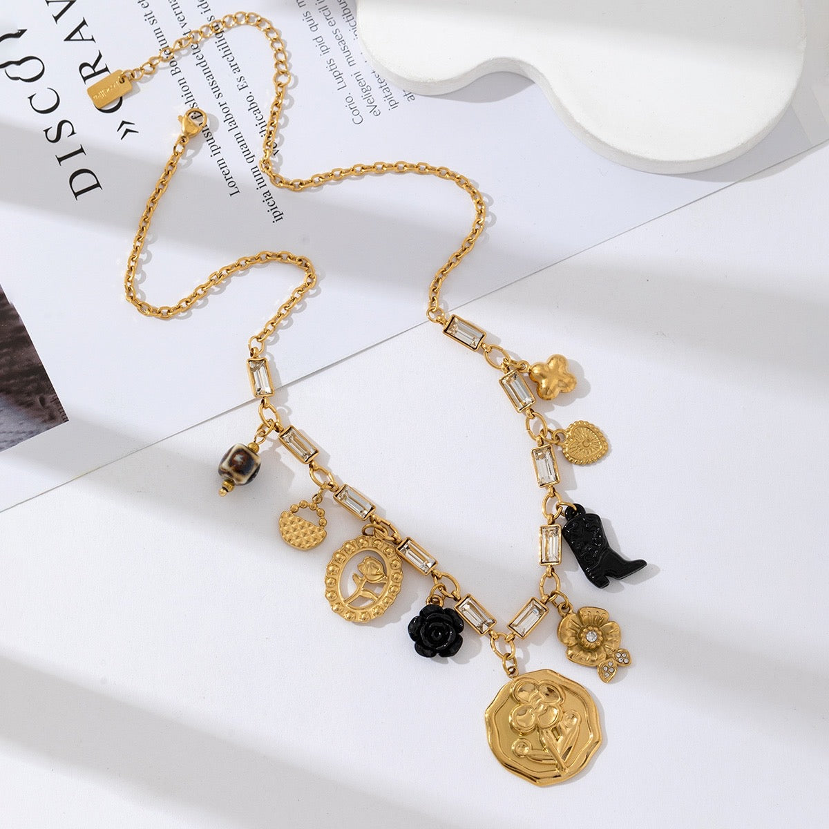 Collier charms doré et noir