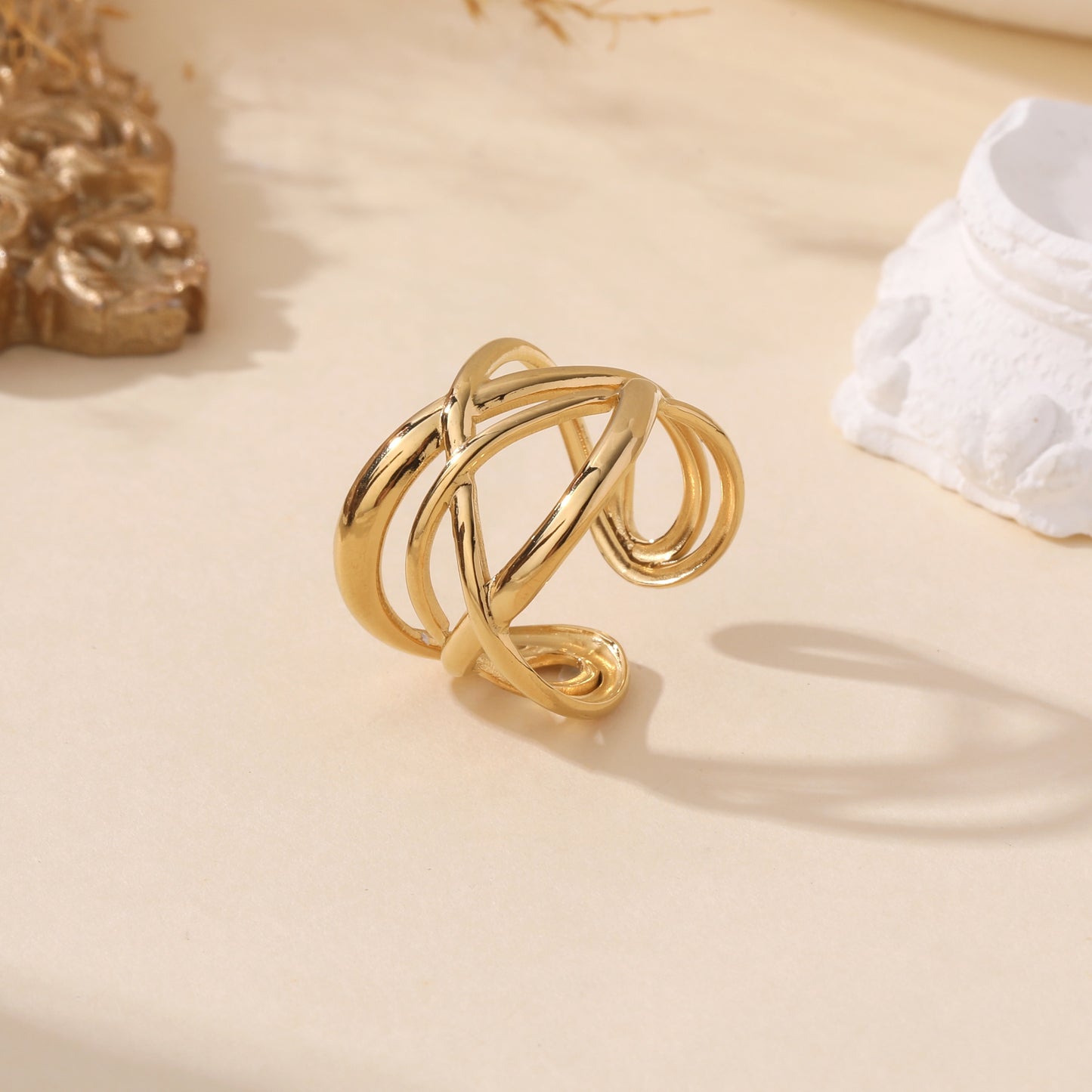 Bague dorée entrelacée