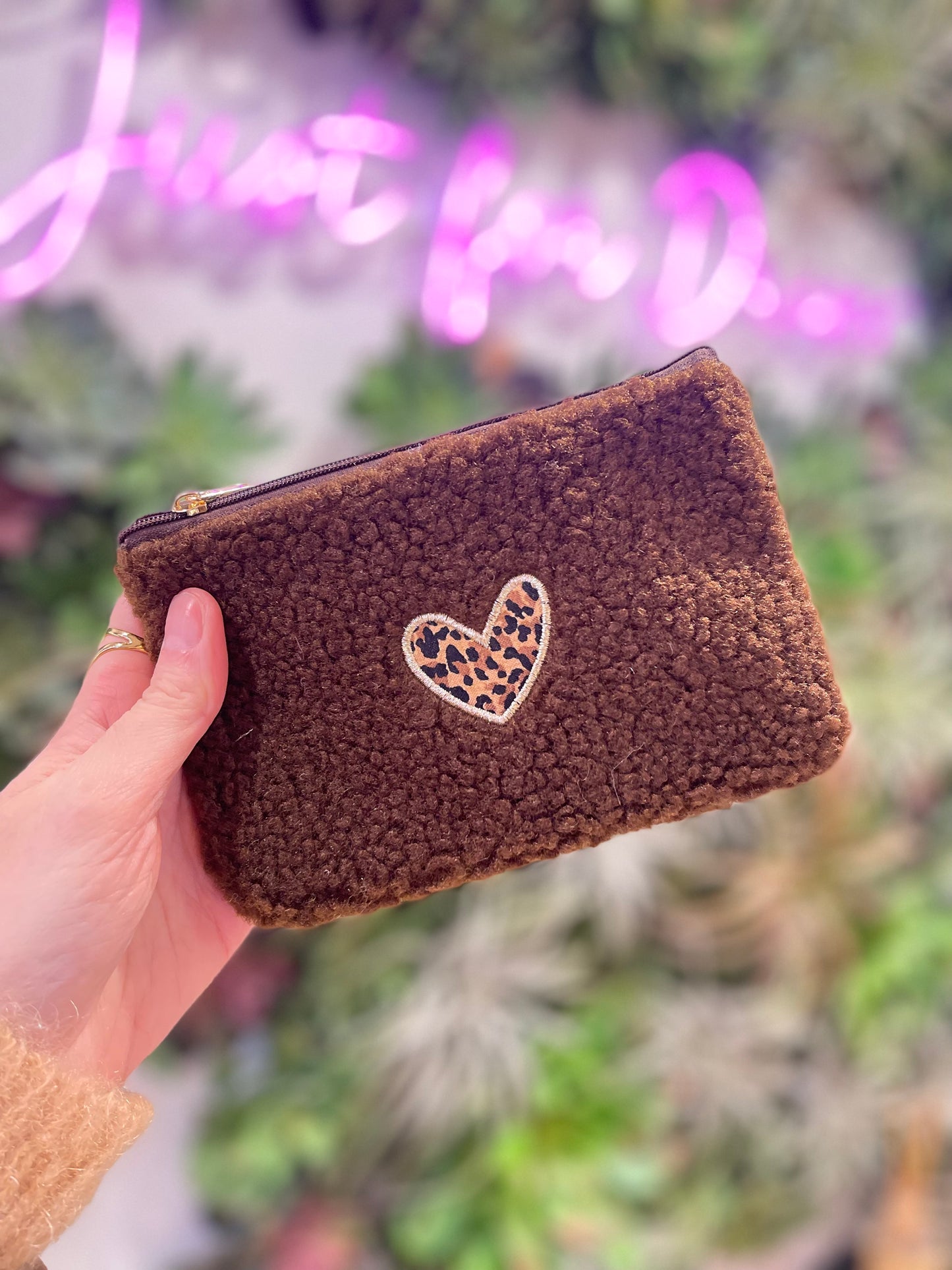 Pochette Cœur Léopard Douillette – Pochette en moumoute