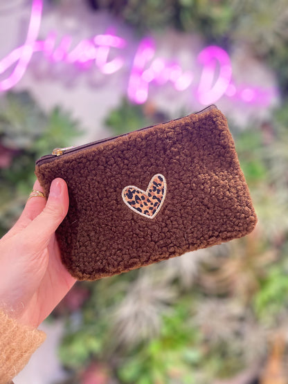 Pochette Cœur Léopard Douillette – Pochette en moumoute