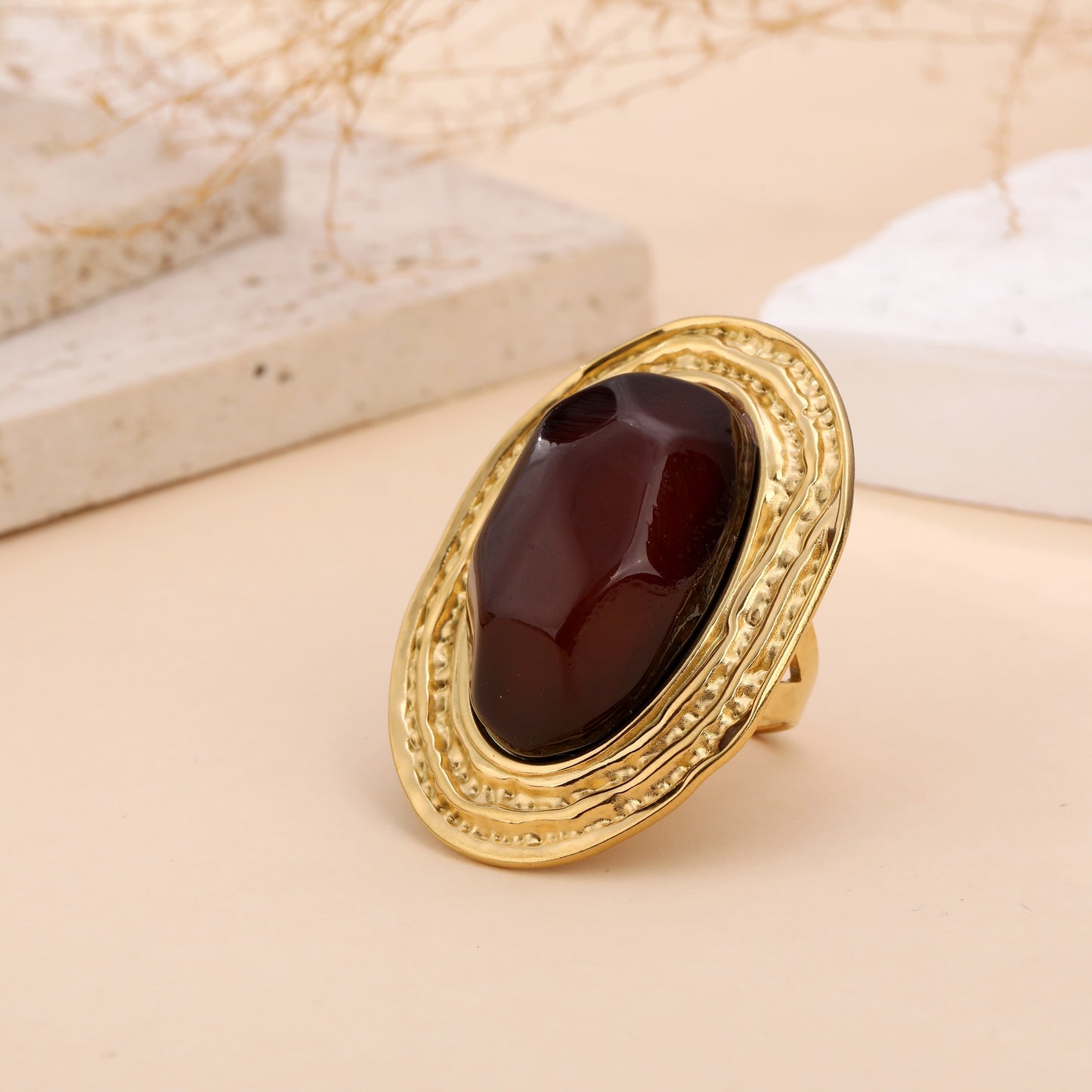 Bague XL dorée ovale pierre bordeaux