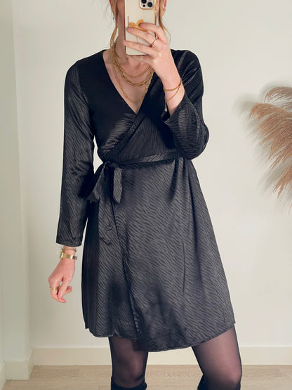 Robe Lucy – Robe portefeuille satinée noire