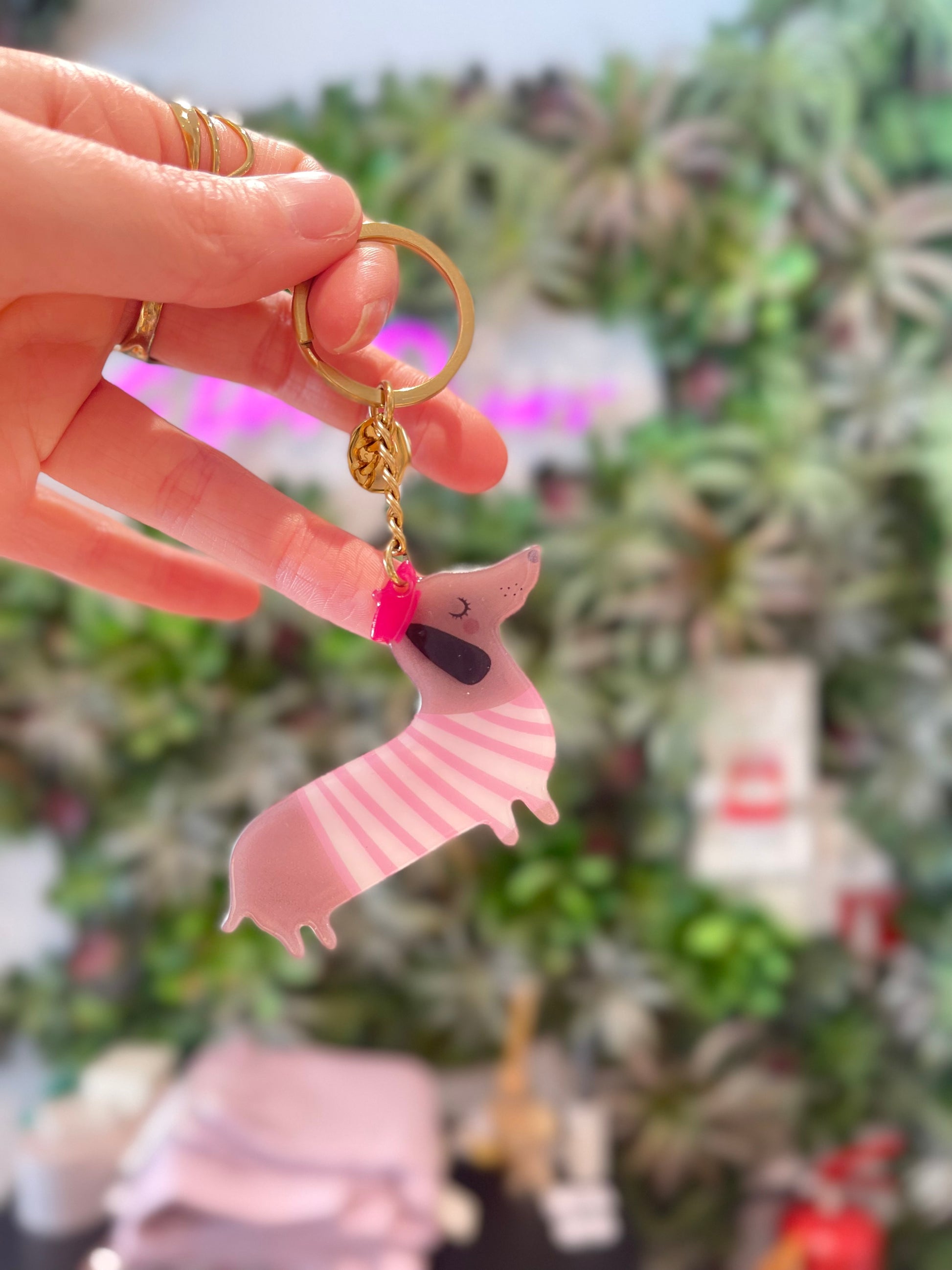 Porte-clés fantaisie résine rose motif chien corgi avec nœud fuchsia et anneau doré accessoire tendance femme